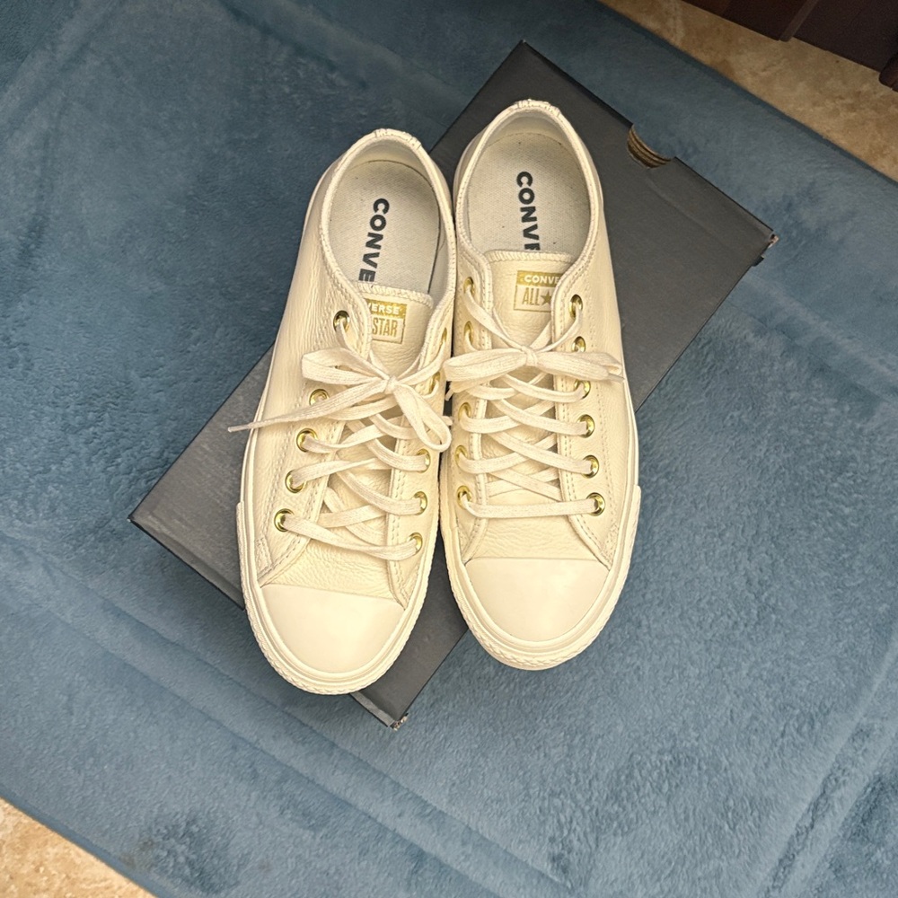Beautiful and Fun , Converse Off-White Low-Top Sneakers in leather